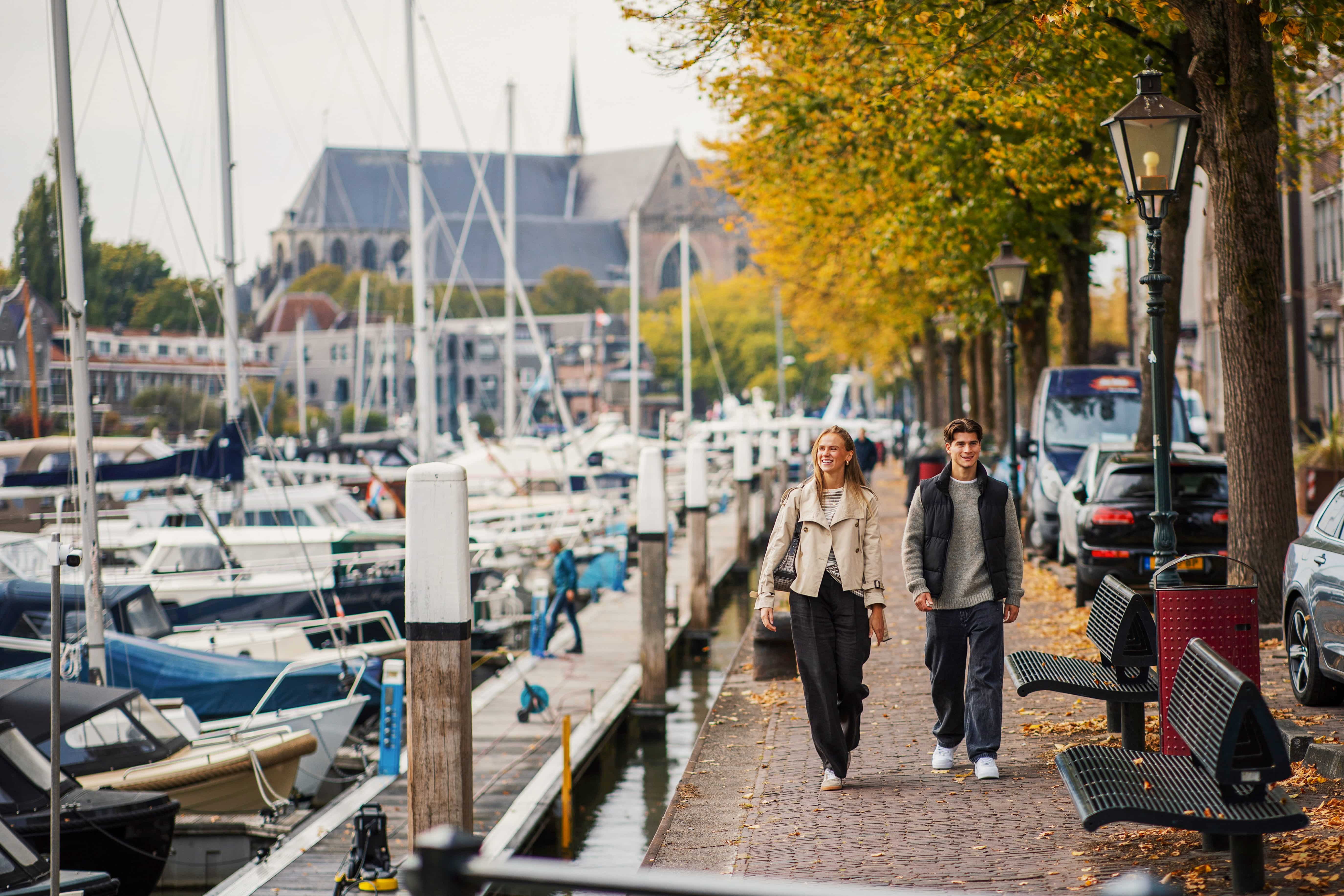 Wandelen Nieuwe Haven havens stel centrum herfst water Dordrecht