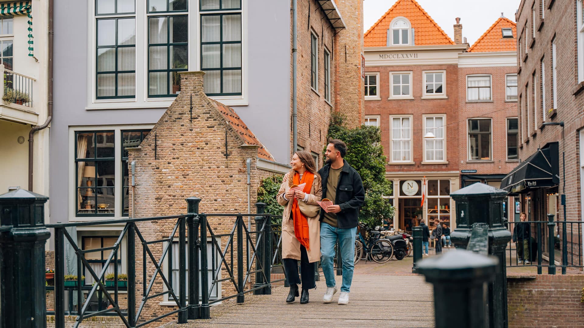 Wandelen Pelserbrug stel binnenstad Dordrecht herfst