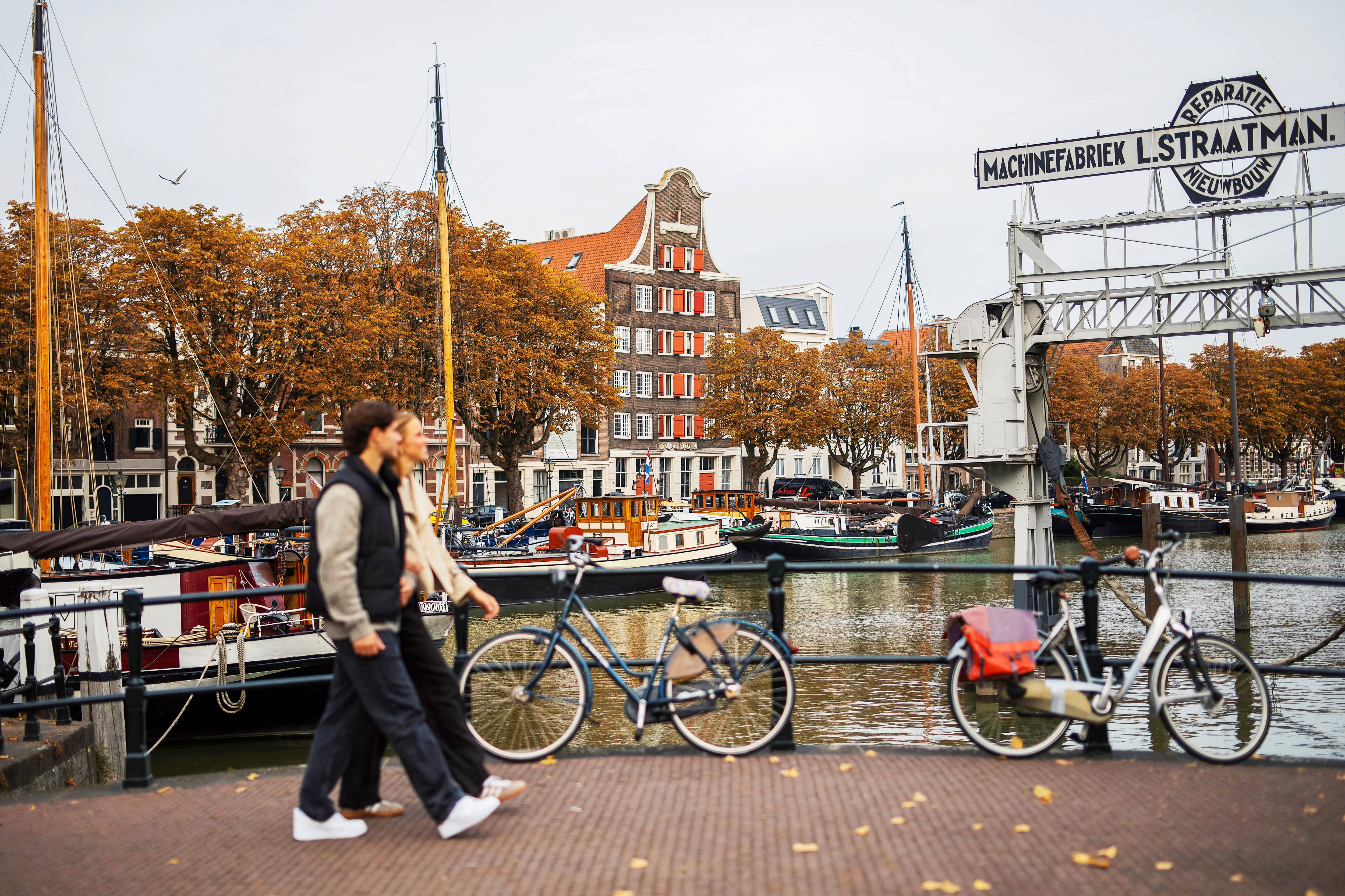 Wandelen Roobrug Wolwevershaven Straatman Stokholm stel havens centrum herfst Dordrecht