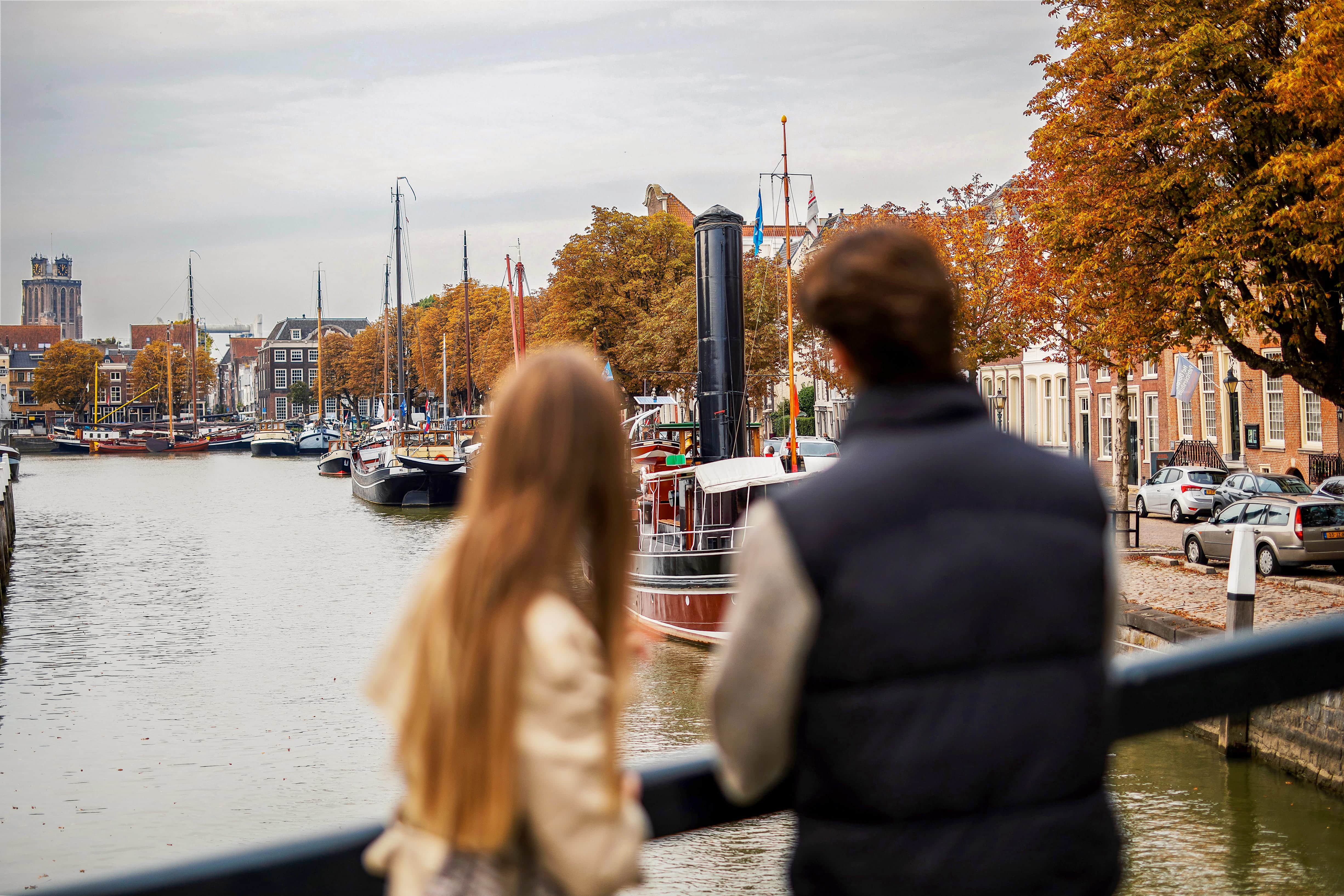 Wandelen Wolwevershaven Damiatebrug Grote Kerk stel havens centrum herfst water Dordrecht
