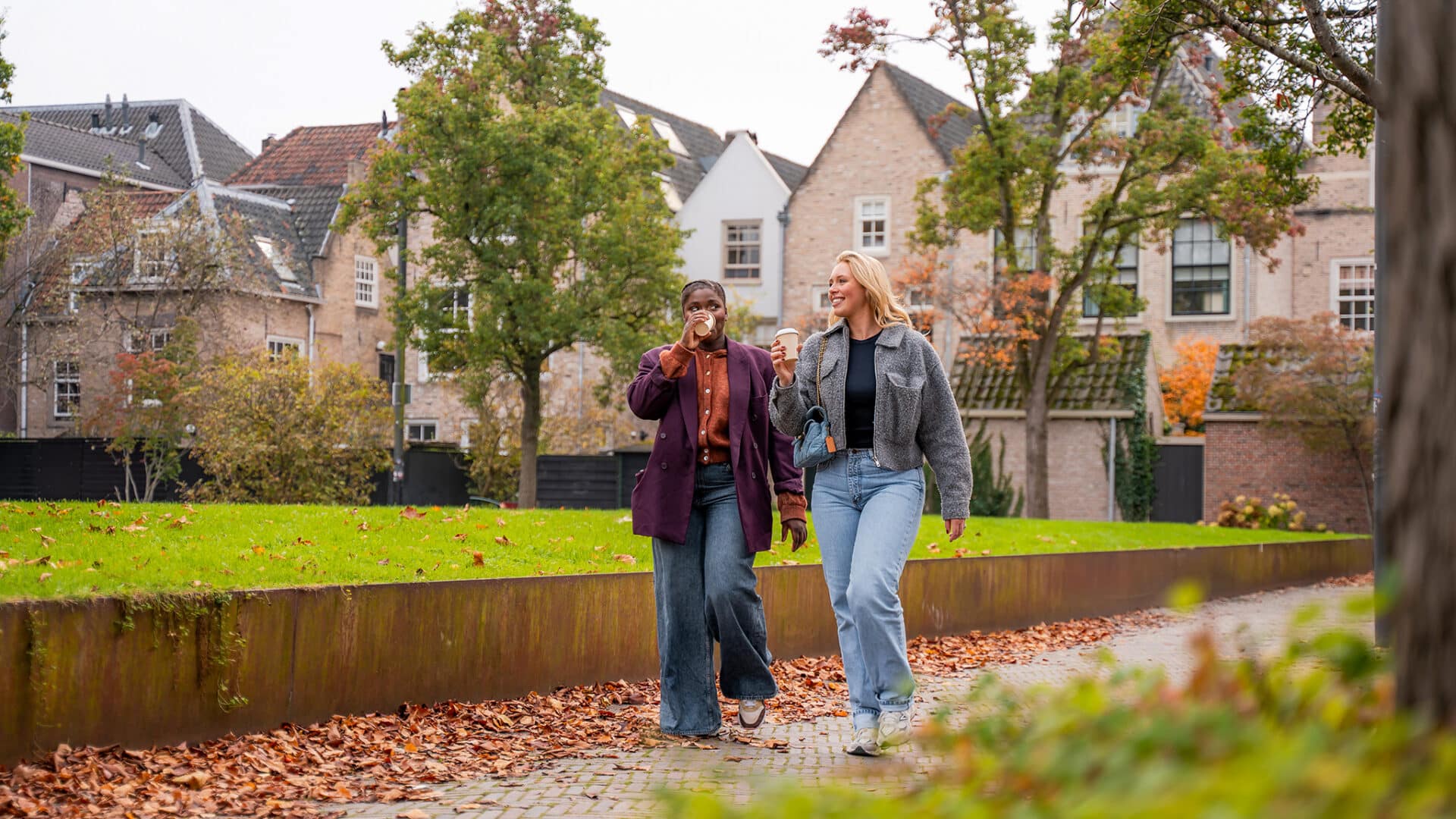 Wandelen koffie togo vriendinnen Kloostertuin binnenstad Dordrecht herfst (1)