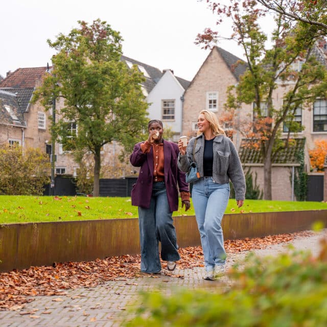 Wandelen koffie togo vriendinnen Kloostertuin binnenstad Dordrecht herfst (1)