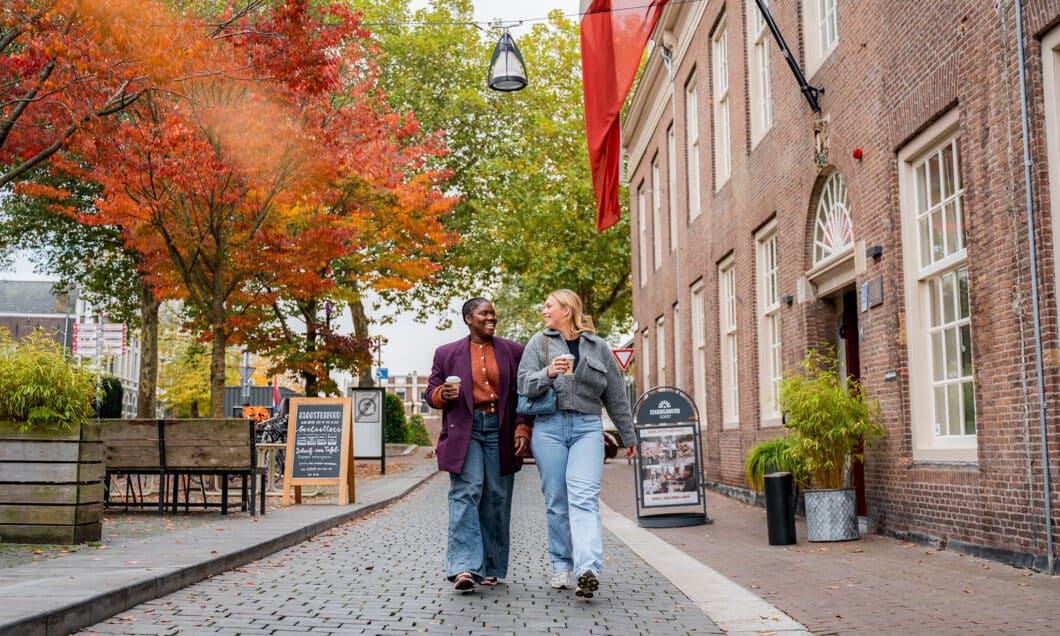 Wandelen koffie togo vriendinnen Vriesestraat Stadsklooser binnenstad Dordrecht herfst