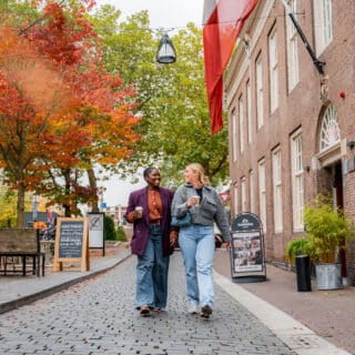 Wandelen koffie togo vriendinnen Vriesestraat Stadsklooser binnenstad Dordrecht herfst