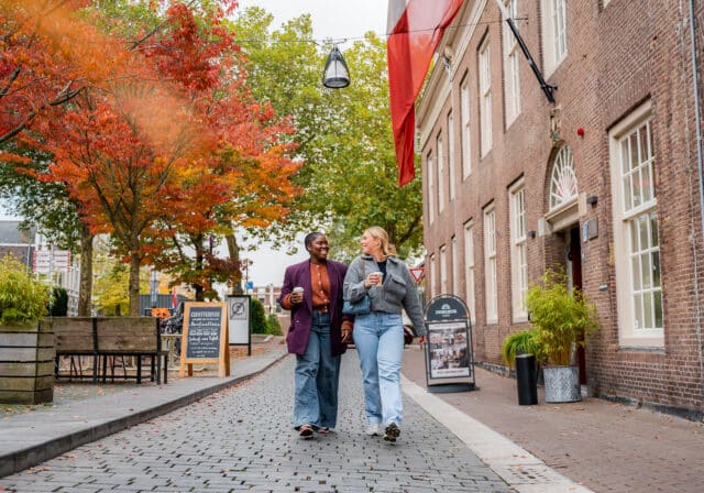 Wandelen koffie togo vriendinnen Vriesestraat Stadsklooser binnenstad Dordrecht herfst