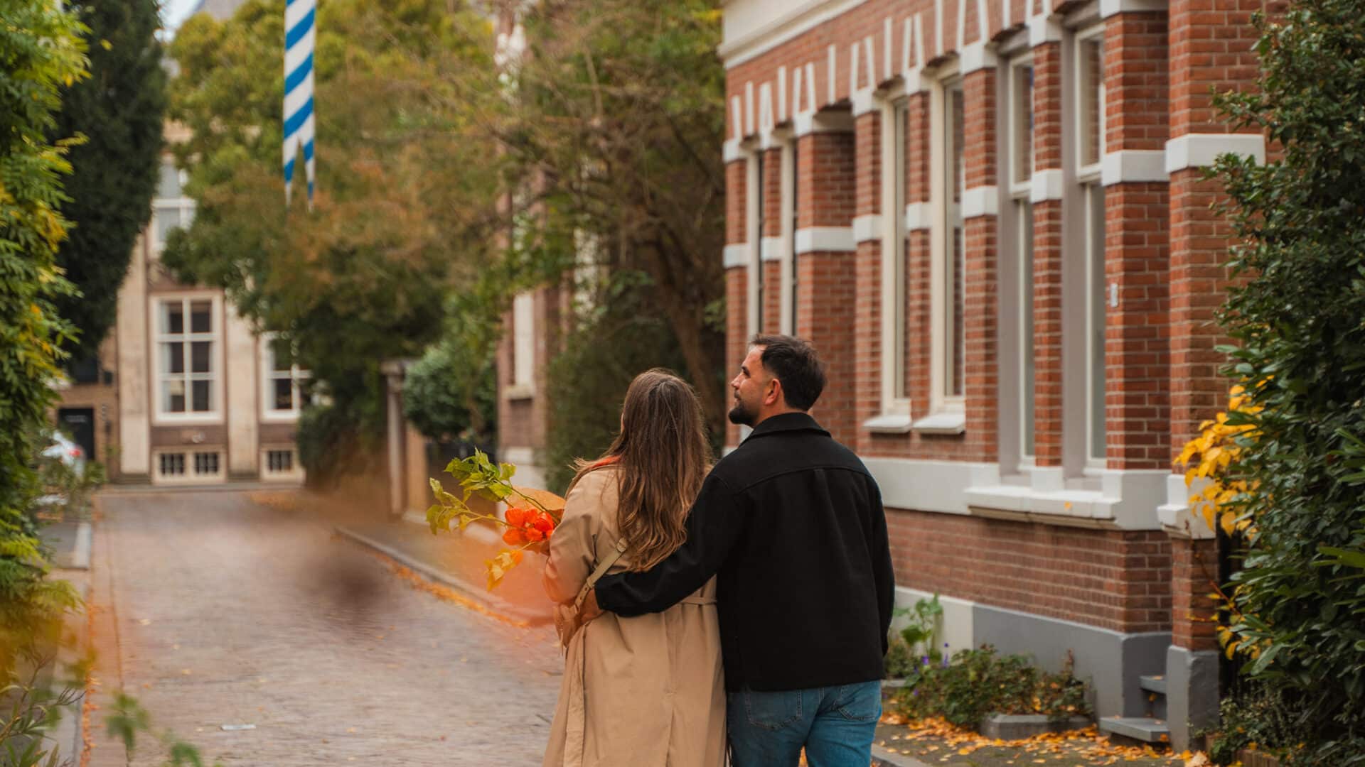 Wandelen stel binnenstad Dordrecht herfst