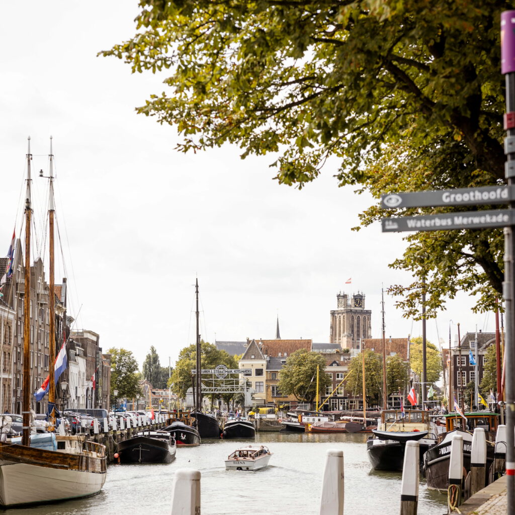 Wolwevershaven boot Grote Kerk binnenstad herfst Dordrecht (2)