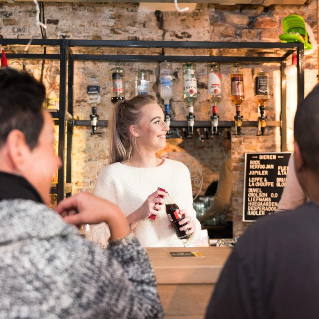 cafe de vrienden bar kroeg bier uitgaan eten drinken