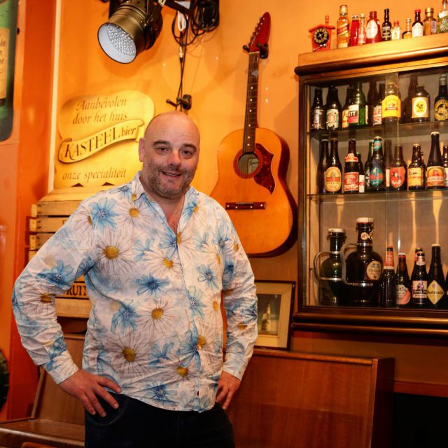 de lachende monnik café kroeg uitgaan